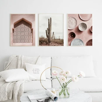 Rožinis fotoaparatas mergina Maroko durys, sienos meno tapybos drobės plakatai ir spausdina kaktusas šiuolaikinio stiliaus kambarį sienos nuotraukas